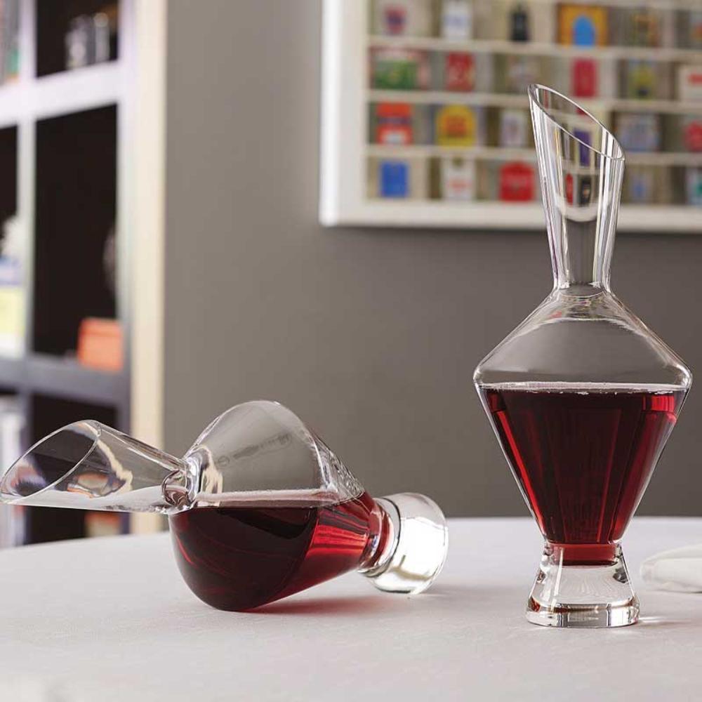 Shiraz wine decanter can be positioned at any angle