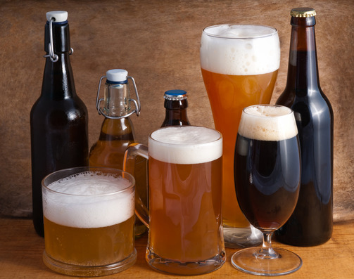 Image: Various beer glasses and beer bottles