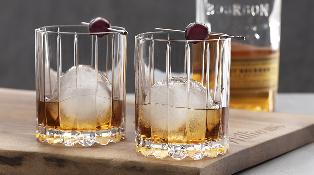 A few glasses of whiskey and ice cubes